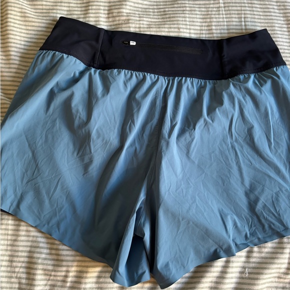 Blue and black On Cloud running shorts - Picture 3 of 4